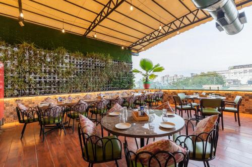 Hotel Kalingaにあるレストランまたは飲食店