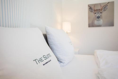 Postel nebo postele na pokoji v ubytování THE SUITE Winterberg Deluxe - Exklusive Ausstattung, Bestlage zwischen Skikarussell und Marktplatz, eigener Garten, Ski- und Fahrradraum, ruhige Südausrichtung, WLAN, hundefreundlich