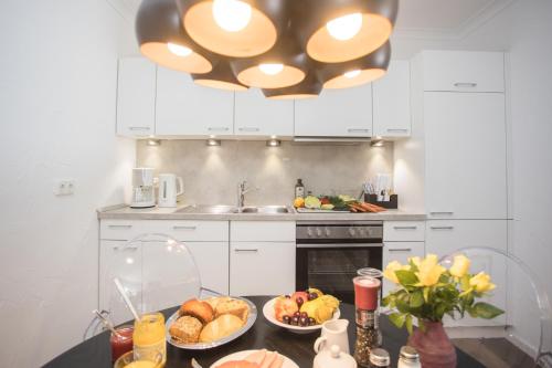 Kuchyň nebo kuchyňský kout v ubytování THE SUITE Winterberg Deluxe - Exklusive Ausstattung, Bestlage zwischen Skikarussell und Marktplatz, eigener Garten, Ski- und Fahrradraum, ruhige Südausrichtung, WLAN, hundefreundlich