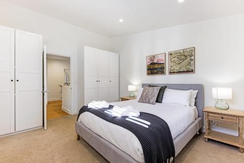 1 dormitorio con 1 cama grande y mesita de noche en Hatton Ville Fireplace Village 5 Minutes Gardens, en Leura
