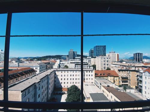 Nespecifikovaný výhled na destinaci Lublaň nebo výhled na město při pohledu z apartmánu