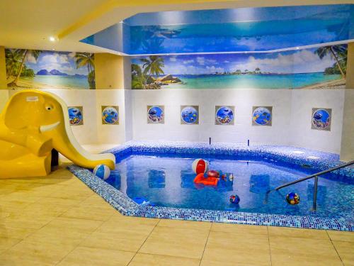 Kolam renang di atau dekat dengan Romantik Spa Hotel