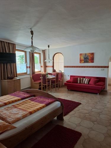 - une chambre avec un lit et un salon dans l'établissement Ferienhaus Fabio, à Thürnthal