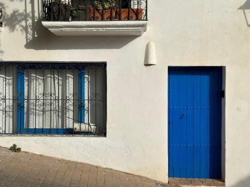 eine blaue Tür an der Seite eines Gebäudes in der Unterkunft Loft en Mojácar in Mojácar