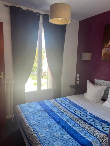 Ένα ή περισσότερα κρεβάτια σε δωμάτιο στο Hôtel des 2 Gares