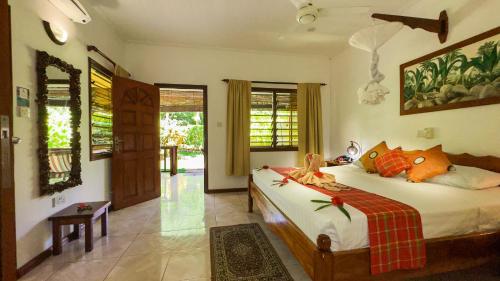 a bedroom with a bed in a room at Cocotier du Rocher in La Digue