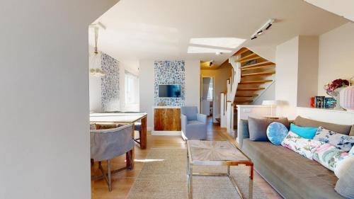 a living room with a couch and a table at Beachhouse Beachhouse 5 in Hörnum