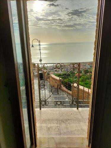 a room with a view of the ocean from a balcony at ANPEMO Casa Vacanze dimora storica dal 1837 in Silvi Paese