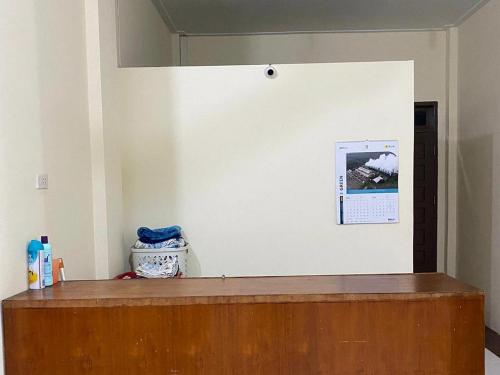 a room with a white wall and a wooden counter at Pondok Indah Syariah near Suzuya Mall Langsa RedPartner in Birimpontong