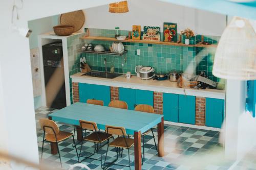una cucina per bambole con tavolo e sedie blu di Lagi Retreat homestay Home ngay mặt biển Lagi a La Gi