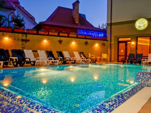 Kolam renang di atau dekat dengan Romantik Spa Hotel