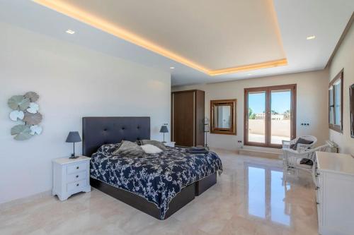 Villa Irene, Large First Line Villa wíth amazing sea- and coast views and large private swimming pool!