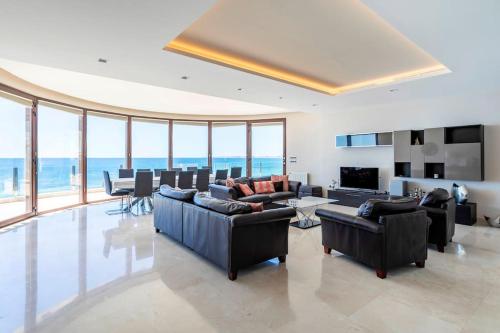 Villa Irene, Large First Line Villa wíth amazing sea- and coast views and large private swimming pool!