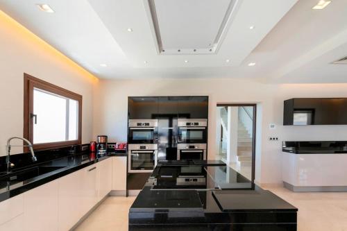 Villa Irene, Large First Line Villa wíth amazing sea- and coast views and large private swimming pool!