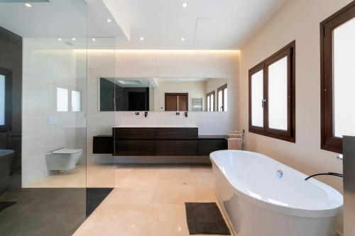 Villa Irene, Large First Line Villa wíth amazing sea- and coast views and large private swimming pool!