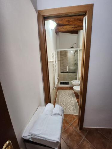 a small bathroom with a toilet and a sink at Valle degli Dei in Agerola