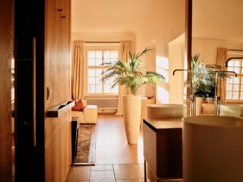 salon z dwoma doniczkami w obiekcie TAUROA Hofwirt w mieście Seckau