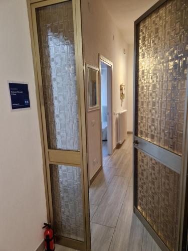 un pasillo con puertas de cristal y un pasillo con baño en Between Pisa and 5 Terre en Marina di Carrara