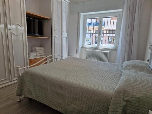 1 dormitorio con cama y ventana en Between Pisa and 5 Terre en Marina di Carrara