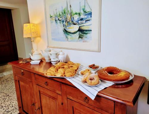einen Tisch mit einem Tablett mit Gebäck und Donuts darauf in der Unterkunft La Casa al Piccolo Borgo in Vallo della Lucania