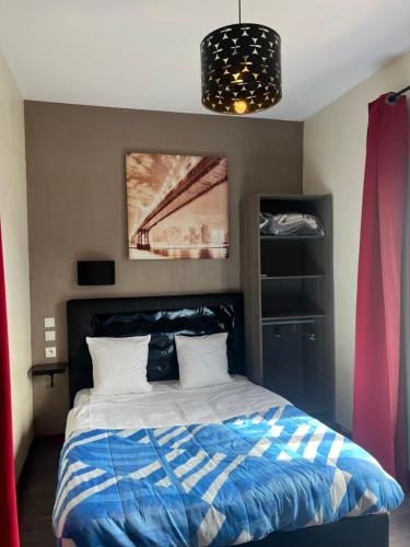 Ένα ή περισσότερα κρεβάτια σε δωμάτιο στο Hôtel des 2 Gares