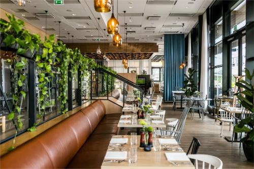 Reštaurácia alebo iné gastronomické zariadenie v ubytovaní Courtyard by Marriott Gdynia Waterfront