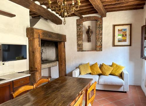 sala de estar con sofá y mesa en Fattoria La Loggia en San Casciano in Val di Pesa