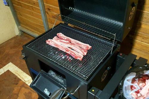 Kemudahan BBQ tersedia untuk tetamu di rumah percutian