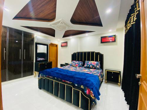 Una cama o camas en una habitación de Luxury Apartment in Bahria Town, Lahore