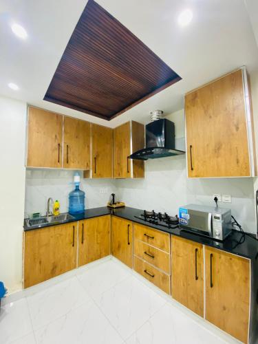 Luxury Apartment in Bahria Town, Lahoreにあるキッチンまたは簡易キッチン