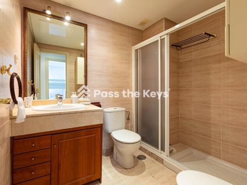 ein Bad mit einem WC, einem Waschbecken und einer Dusche in der Unterkunft Pass the Keys Apt family friendly in Marbella