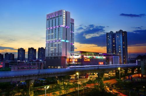 un perfil urbano con un edificio alto y un puente en Hampton by Hilton Zhuhai Cheng Feng Plaza, en Zhuhai