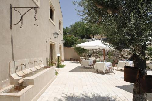 Κήπος έξω από το Relais Parco Cavalonga