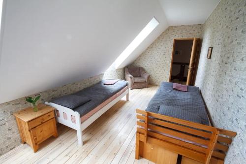 Ein Bett oder Betten in einem Zimmer der Unterkunft Päikeseraja talu