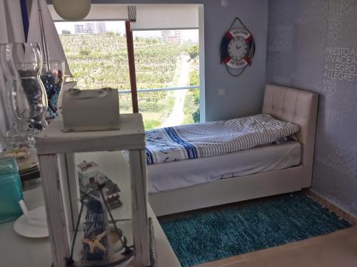 マフムトラールにあるAtmaca Villaの小さなベッドルーム(二段ベッド1組、窓付)