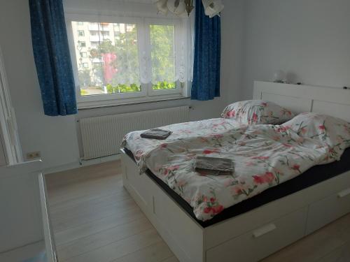 Bett in einem Zimmer mit Fenster in der Unterkunft Ferienwohnung Hiddesen in Detmold