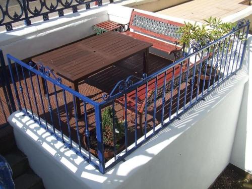 un balcón con una mesa de madera en una valla en Fern Villa Hotel - Albert Road, en Blackpool