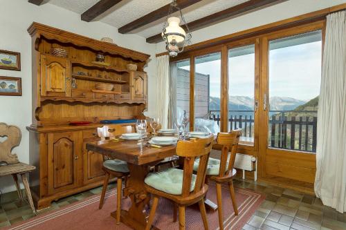 a dining room with a table and chairs and a window at Appartement Arolles 704 in La Tzoumaz