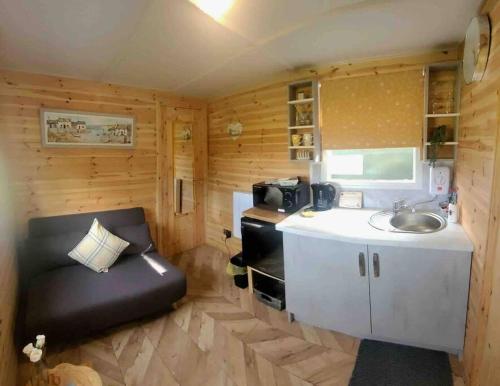 ein Bad mit einem Waschbecken und einem Stuhl in einem Zimmer in der Unterkunft Runaway Northumberland in Morpeth