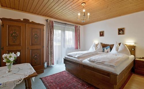 Postel nebo postele na pokoji v ubytování Ferienhaus Chalet Aumayr