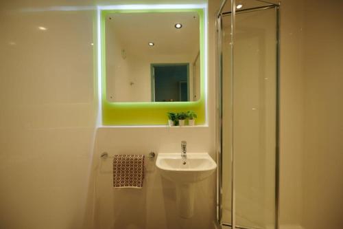 Ett badrum på Modern Single en-suite bedrooms in 5 bedroom Apartments, Dublin City Centre - Dorset Point