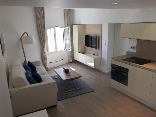 un salon avec un canapé et une table dans l'établissement Duplex Citadelle, à Saint-Tropez