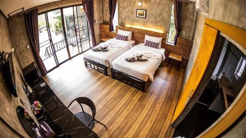 เตียงในห้องที่ Grandfather Khaolak Resort