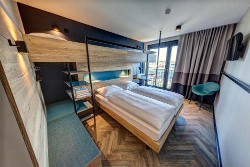 Ένα ή περισσότερα κρεβάτια σε δωμάτιο στο Schulz Hotel Berlin Wall at the East Side Gallery