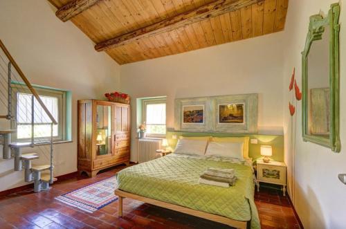 een slaapkamer met een bed en een houten plafond bij B&B Campodisole in Osimo