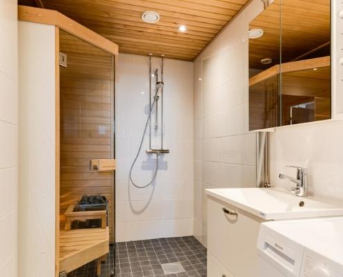y baño con ducha y lavamanos. en Polar Charm huoneistot H ja J, en Ylläsjärvi