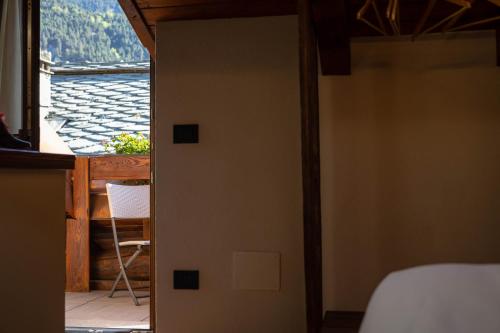 a door to a room with a view of a balcony at Eco Dimora Baltea - Affittacamere al Verde villaggio di Rumiod in Saint-Pierre