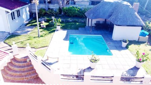 una vista aérea de una piscina en un patio trasero en The Donga House - Luxury Home near Scottburgh Beach en Scottburgh