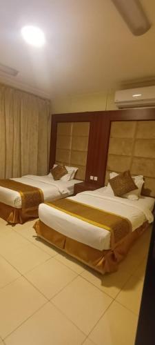 a hotel room with two beds in a room at ريف للشقق الفندقية in Al Madinah