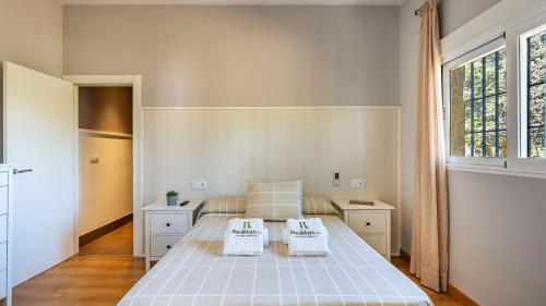 ein Schlafzimmer mit einem Bett mit zwei Kissen darauf in der Unterkunft La Pedriza de Loja by Ruralidays in Loja